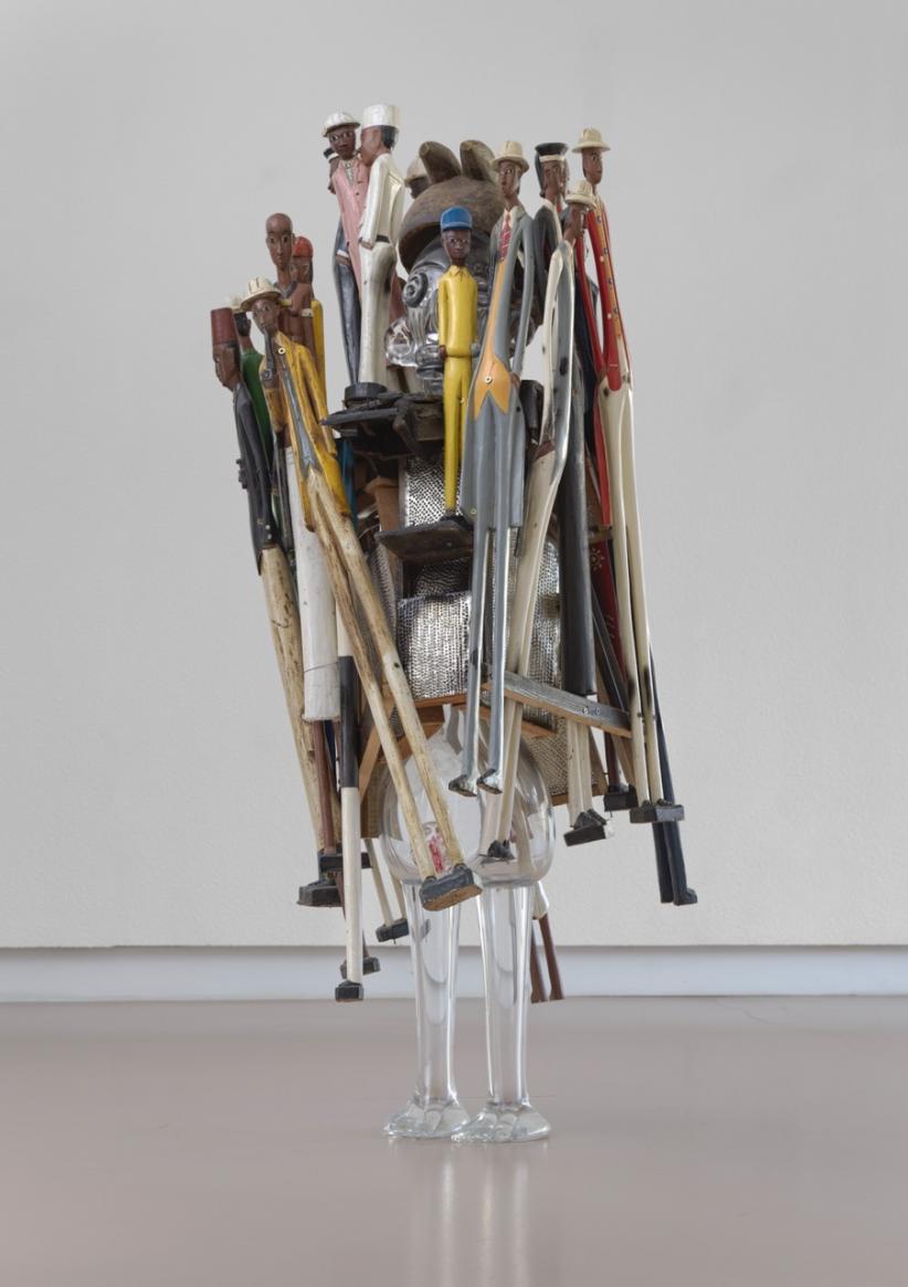 Pascale Marthine Tayou, Les Sauveteurs - Vendeurs de Colons 2, 2012. Glas en mixed media, 107 x 158 cm. Collectie Mu.ZEE Oostende © SABAM - Foto Cedric Verhelst